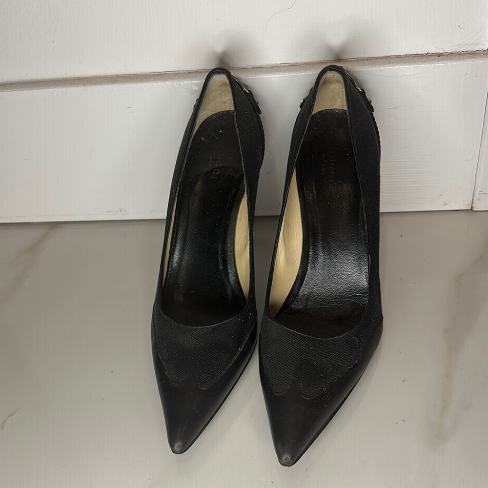 Gucci black pointy heels. Gucci logo in the back
